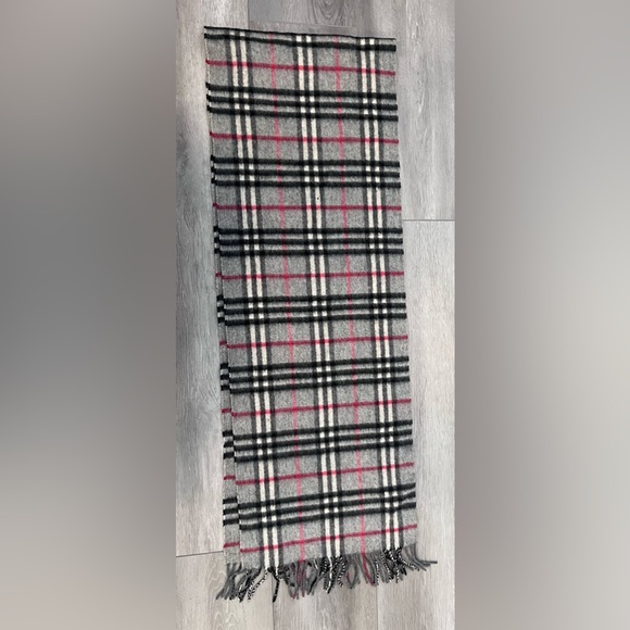 BURBERRY
Wool House Check Pattern Scarf Authentic - Picture 3 of 5